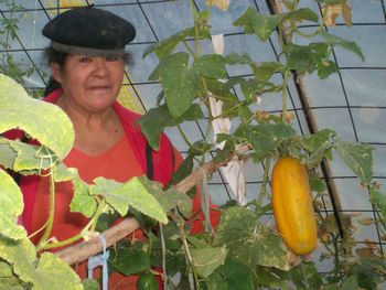 Chabela Toro, tercera generación de agricultoras, defiende la tierra con sus manos en Villa Llanquín. Su pasión la lleva, por segunda vez, a la nominación del Premio Lía Encalada. Foto: Gentileza