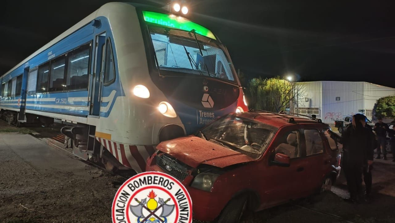 Fuerte choque entre una camioneta y el Tren del Valle: matrimonio de 90 y 91 años hospitalizado