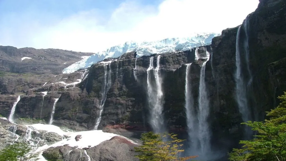 El deshielo en el glaciar Castaño Overo, un espectáculo único muy cerca de Bariloche.