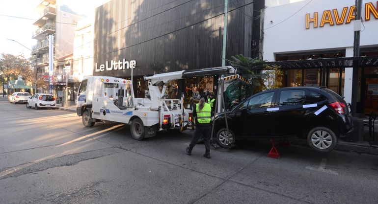 La grúa municipal está trabajando en las calles céntricas de Neuquén