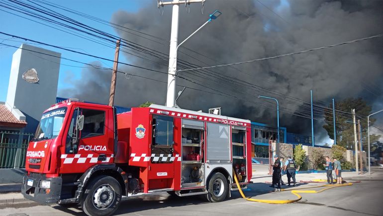 Dantesco incendio se desató en una empresa de transporte