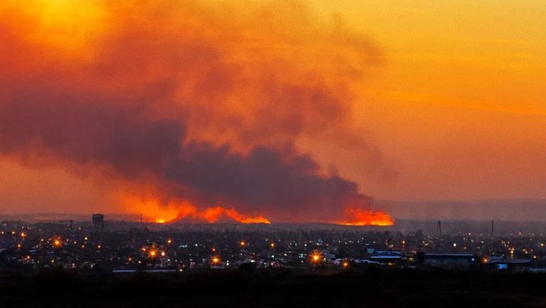 Incendios en campos cercanos a la ciudad de Trelew
