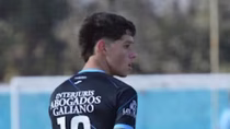 El jugador de fútbol tenía tan solo 20 años. El jugador de fútbol tenía tan solo 20 años.