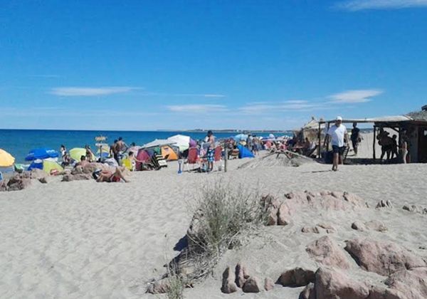 Homenaje a un pionero de la playa Piedras Coloradas