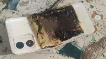 Los Bomberos Voluntarios de Puerto Madryn explicaron que, por los golpes, la batería del teléfono se desestabillizó y, al abrirse y entrar en contacto con el aire, se prendió fuego y empezó a despedir humo tóxico. Los Bomberos Voluntarios de Puerto Madryn explicaron que, por los golpes, la batería del teléfono se desestabillizó y, al abrirse y entrar en contacto con el aire, se prendió fuego y empezó a despedir humo tóxico.
