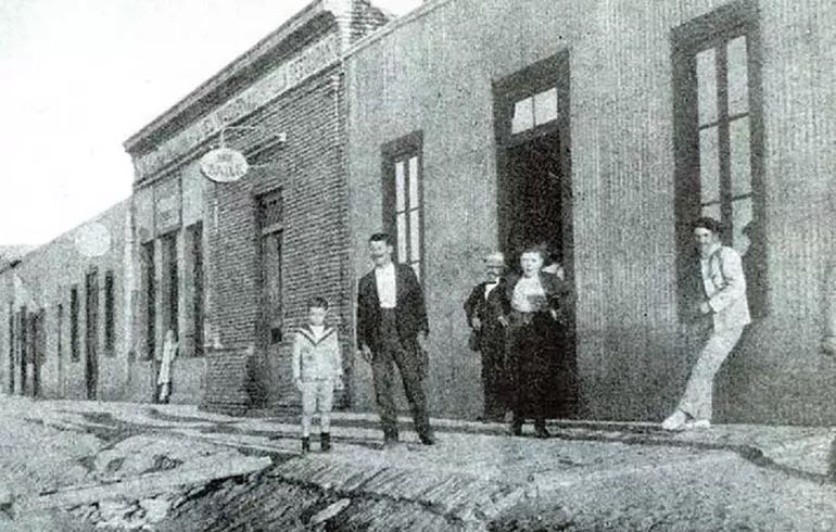 Una de las pocas casas con vereda a principios del siglo pasado en Neuquén.