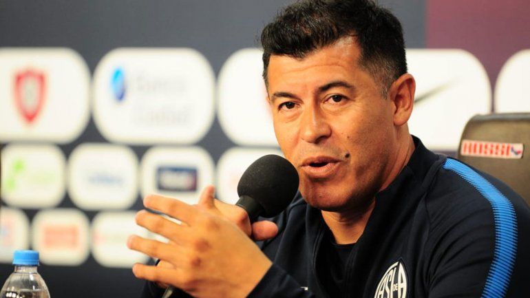 Almirón da la cara hoy y dirigirá el miércoles