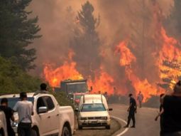 La ruta 71 ya había estado cortada en los últimos días de enero por el avance del incendio en el Parque Nacional Los Alerces (Foto de archivo). La ruta 71 ya había estado cortada en los últimos días de enero por el avance del incendio en el Parque Nacional Los Alerces (Foto de archivo).