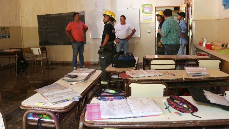 Las aulas quedaron mojadas tras apagar el incendio en el entretecho.