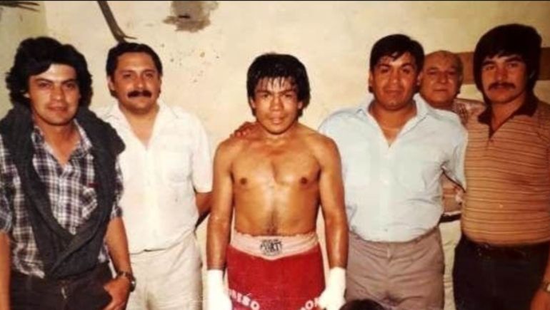 Además de medirse con un joven Roña Castro, el Mono Jiménez también peleó con el Zurdo Vázquez. Además de medirse con un joven Roña Castro, el Mono Jiménez también peleó con el Zurdo Vázquez.