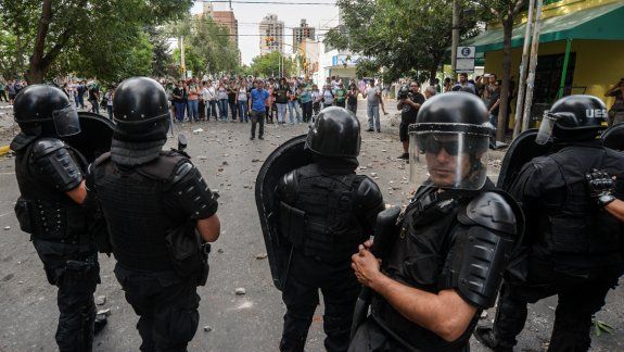 La batalla campal que se desarrolló durante dos horas en pleno centro de la ciudad dejó heridos, vidrios rotos y estupor entre los vecinos, ajenos a las causas del Gobierno y el gremio.