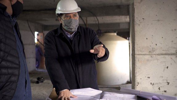 Es constructor de mañana y candidato por la tarde