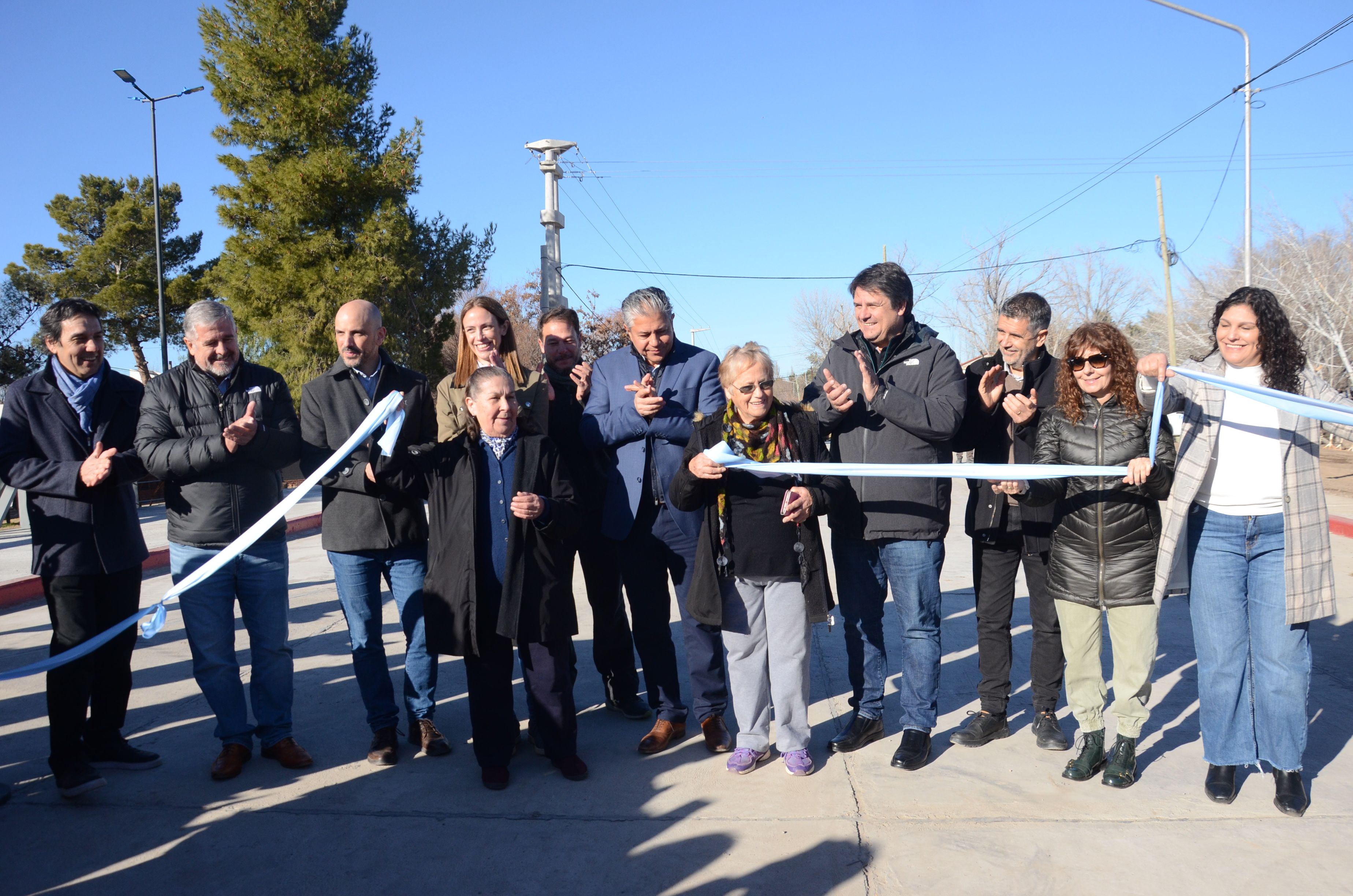 El gobernador Rolando Figueroa, junto al intendente de Neuquén, Mariano Gaido, en la inauguración del puente sobre el arroyo Durán&nbsp;
