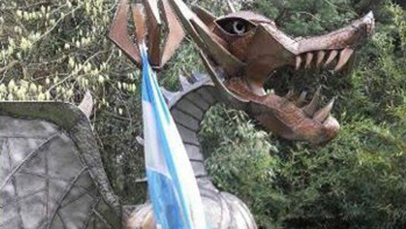 Un dragón patriota, con una caja fuerte en su pecho: estaba vacía.