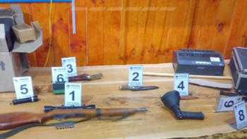 El arma de fuego secuestrada era calibre 22, modelo recortado y con mira telescópica. El arma de fuego secuestrada era calibre 22, modelo recortado y con mira telescópica.