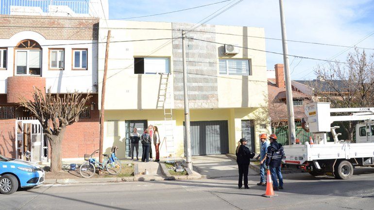 Pintaba un edificio y recibió una fuerte descarga eléctrica: se quemó el brazo