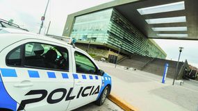 Intentó robar una moto, no pudo arrancarla y la prendió fuego