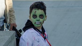 Vuelve la caminata zombie por Halloween a Comodoro Rivadavia. Vuelve la caminata zombie por Halloween a Comodoro Rivadavia.