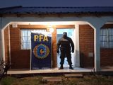 Cayó una red de narcotráfico y distribución de imágenes de abuso sexual infantil que operaba desde la cárcel
