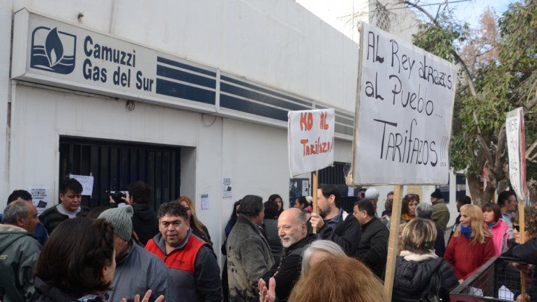 Marcha contra el tarifazo frente a las oficinas locales de Camuzzi.