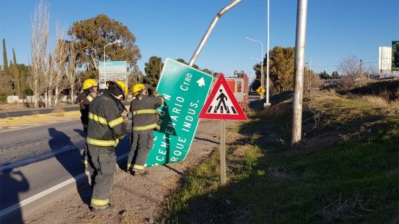 Ruta 7: Bomberos retiró el cartel que desplomó el viento en Centenario
