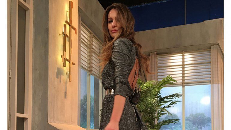 Pampita viajó al exterior tras la crisis con Pico y el escandaloso final de su programa en Telefe. Ayer volvió con cara de pocos amigos hacia la prensa.