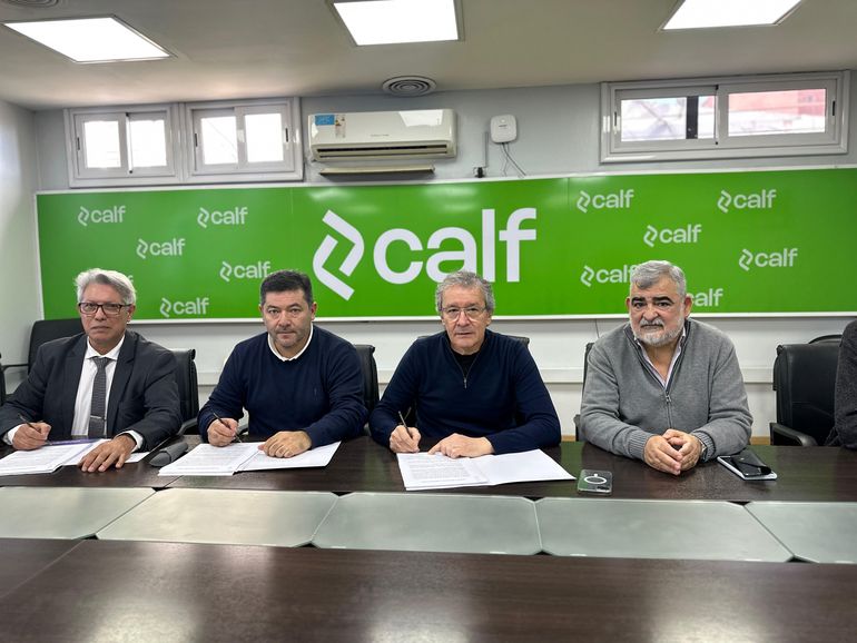 Los contratos firmados por CALF permitirán avanzar con las obras de fibra óptica en toda la ciudad. Los contratos firmados por CALF permitirán avanzar con las obras de fibra óptica en toda la ciudad.