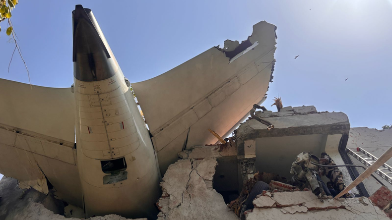 El avión se estrelló poco después de despegar del aeropuerto en India