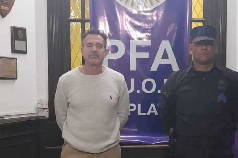 La primera foto de Aníbal Lotocki esposado y detenido en la ciudad de La Plata. El médico fue procesado por el cargo de homicidio simple de Rodolfo Cristian Zárate.
