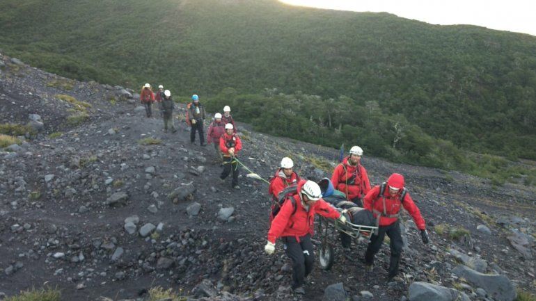 Tras sufrir un accidente, rescataron a una joven que descendía el volcán Lanín