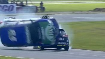 dio tres vueltas en el aire: el impactante vuelco en la clase 2 del turismo nacional dio tres vueltas en el aire: el impactante vuelco en la clase 2 del turismo nacional