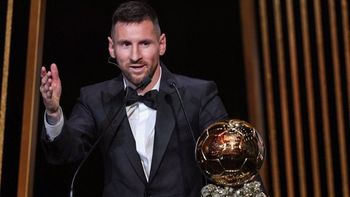 Lionel Messi durante su discurso luego de ser premiado por octava vez con el Balón de Oro. Lionel Messi durante su discurso luego de ser premiado por octava vez con el Balón de Oro.