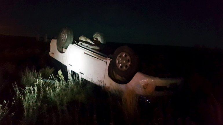 Le pidió la camioneta a un amigo en Cinco Saltos y la volcó en Cutral Co