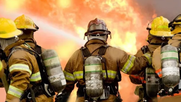 Bomberos apagaron el incendio que había provocado un joven en la propiedad de la madre. 