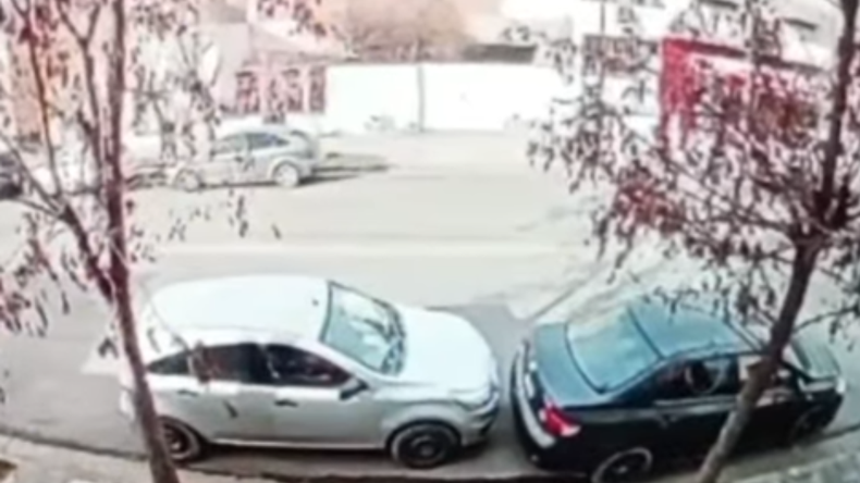En choque y fuga de la conductora tuvo lugar en calle Bouquet Roldán 60. 