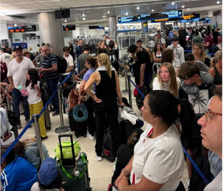 American Airlines canceló 6 vuelos desde Estados Unidos hacia Ezeiza y hay 1000 argentinos varados