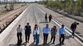 La comitiva oficial, durante la recorrida por las obras.