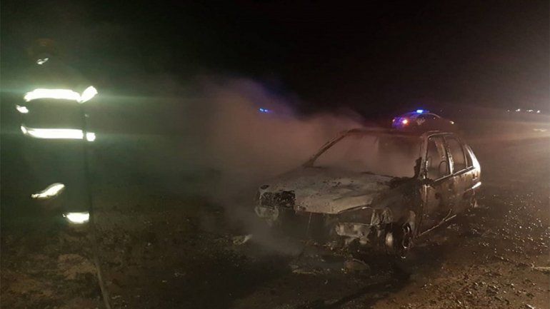 Misterio: prendieron fuego un auto, en cercanías a una empresa petrolera
