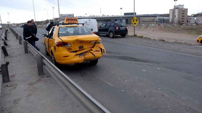 Taxista lesionado en un triple choque cerca del shopping