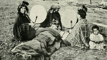 Mapuche_medicine_women_treating_a_patient (1).jpg