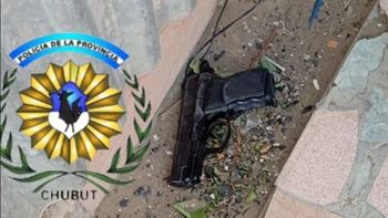 En el lugar del incidente, la policía de Chubut incautó la pistola tipo Bersa de 9 milímetros que habría usado el agresor. En el lugar del incidente, la policía de Chubut incautó la pistola tipo Bersa de 9 milímetros que habría usado el agresor.