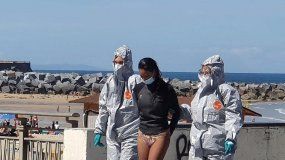 Está contagiada pero se fue a la playa a surfear