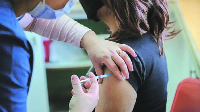 La campaña de vacunación antigripal comenzó hace un mes. La campaña de vacunación antigripal comenzó hace un mes.