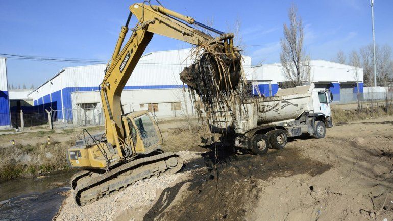 Récord de mugre en dos canales del oeste: sacaron 15 toneladas de basura por día