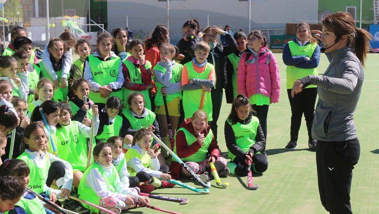 El carisma y la magia de Magui Aicega cautivó a las promesas neuquinas que sueñan con imitarla