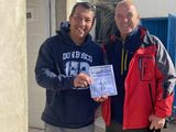 Badilla junto a uno de los hijos de René, quien llevó la revista a Zapala. 
