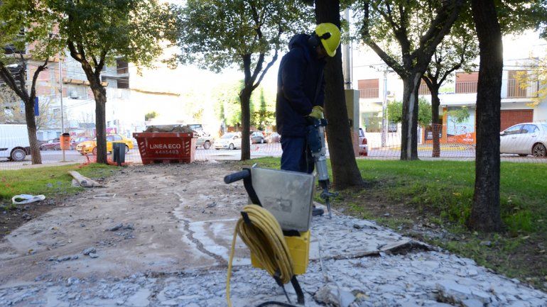 Van a dejar como nueva la plaza Roca con senderos y luces led