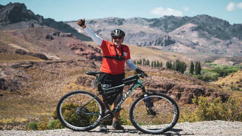 Un diputado recorre 1800 kilómetros por Neuquén en bici