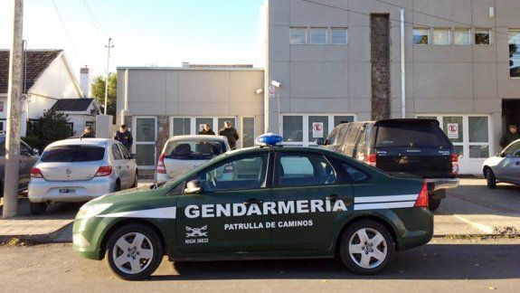 Gendarmes, ayer, en una de las propiedades de Báez en Río Gallegos.