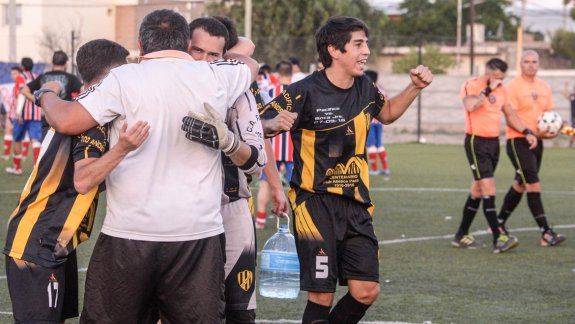 El Dino goleó en su casa al sorprendente Eucalipto Blanco y busca revancha de la final perdida la temporada pasada. El Decano le ganó bien al Tricolor y sueña con dar el batacazo.